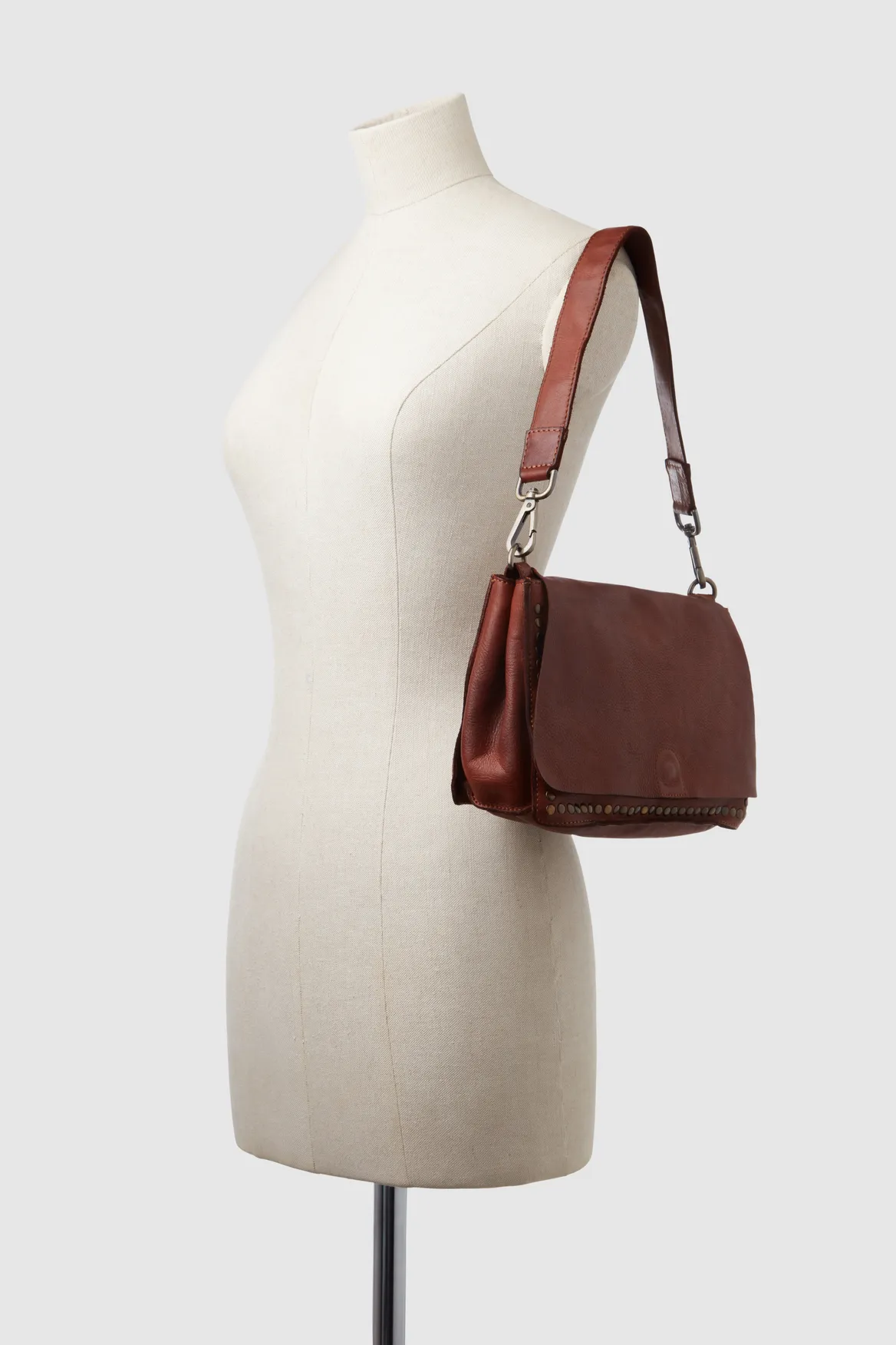 AriStud Leather Flap Crossbody Bag Strandbags