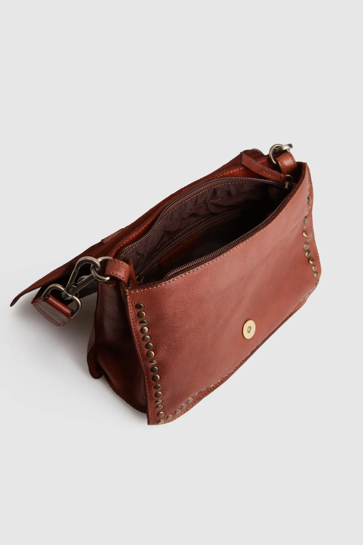 AriStud Leather Flap Crossbody Bag Strandbags