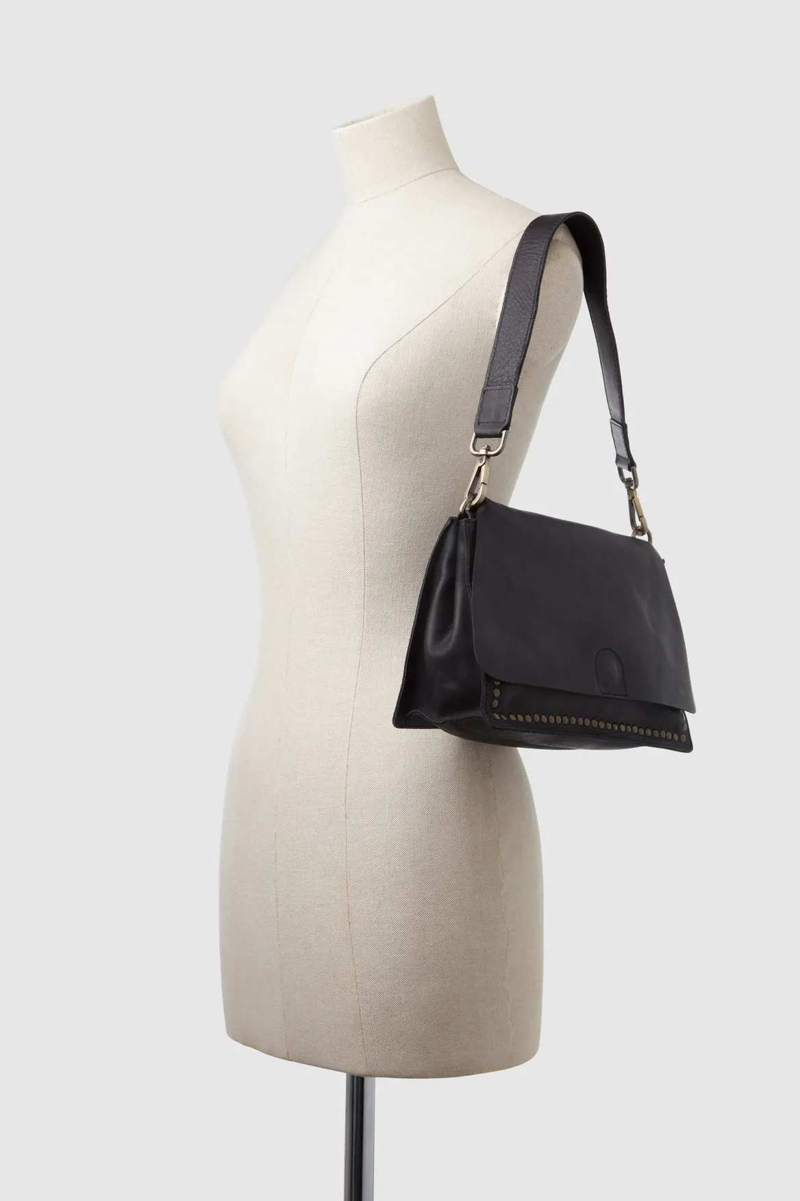 AriStud Leather Flap Crossbody Bag Strandbags