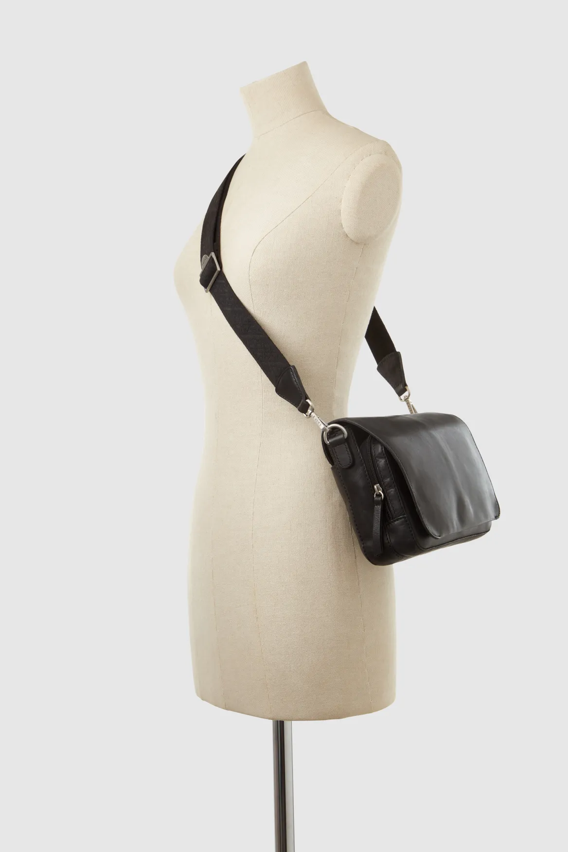 Lyra Leather Flap Crossbody Bag Strandbags