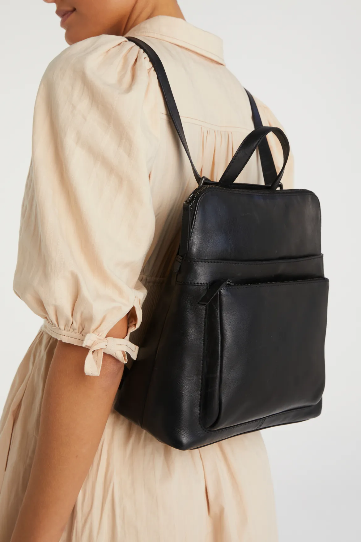 Maya Leather Convertible Backpack Strandbags
