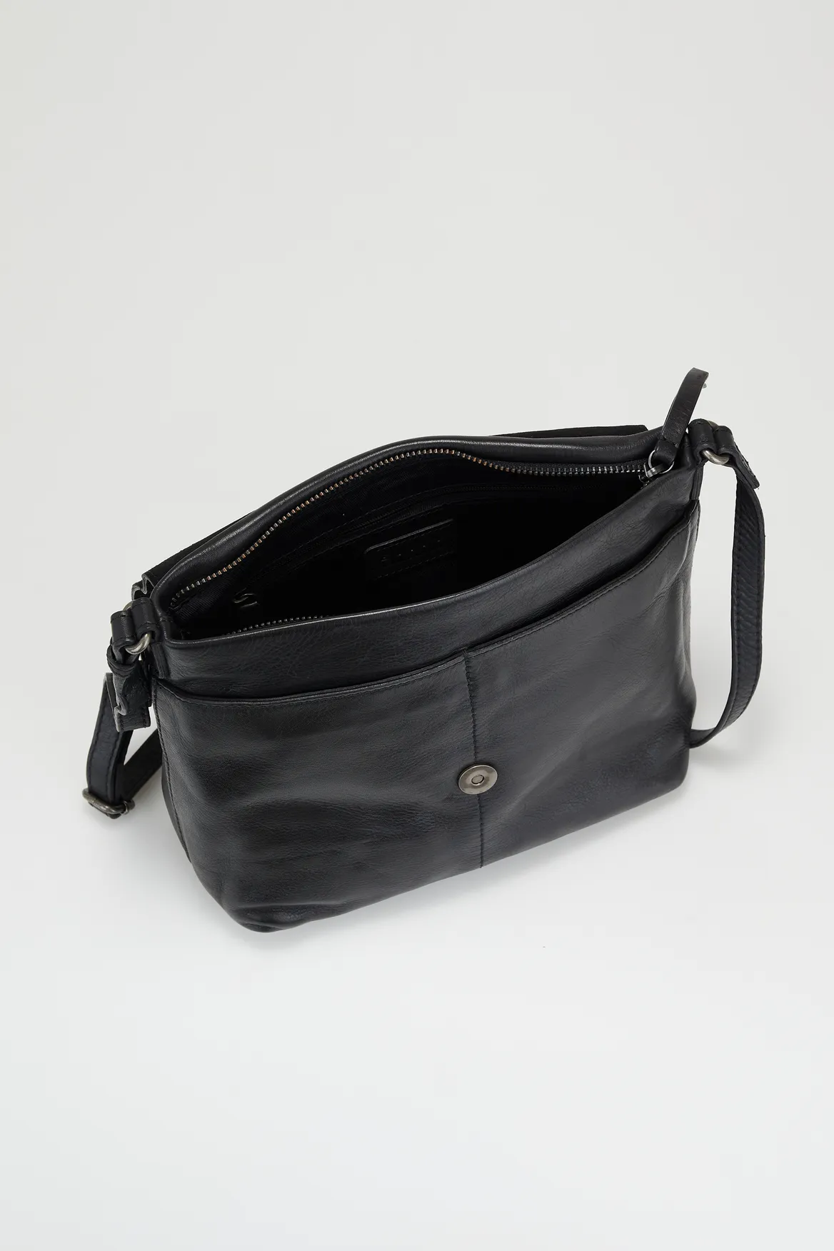 Maya Leather Flap Crossbody Bag Strandbags