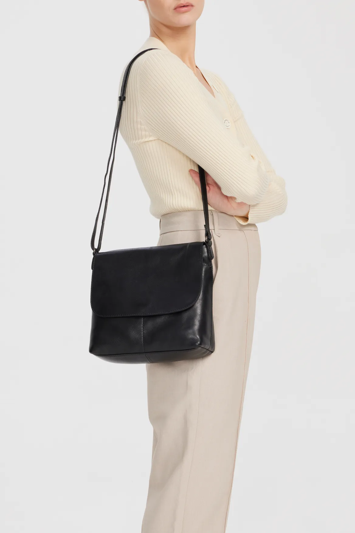 Maya Leather Flap Crossbody Bag Strandbags