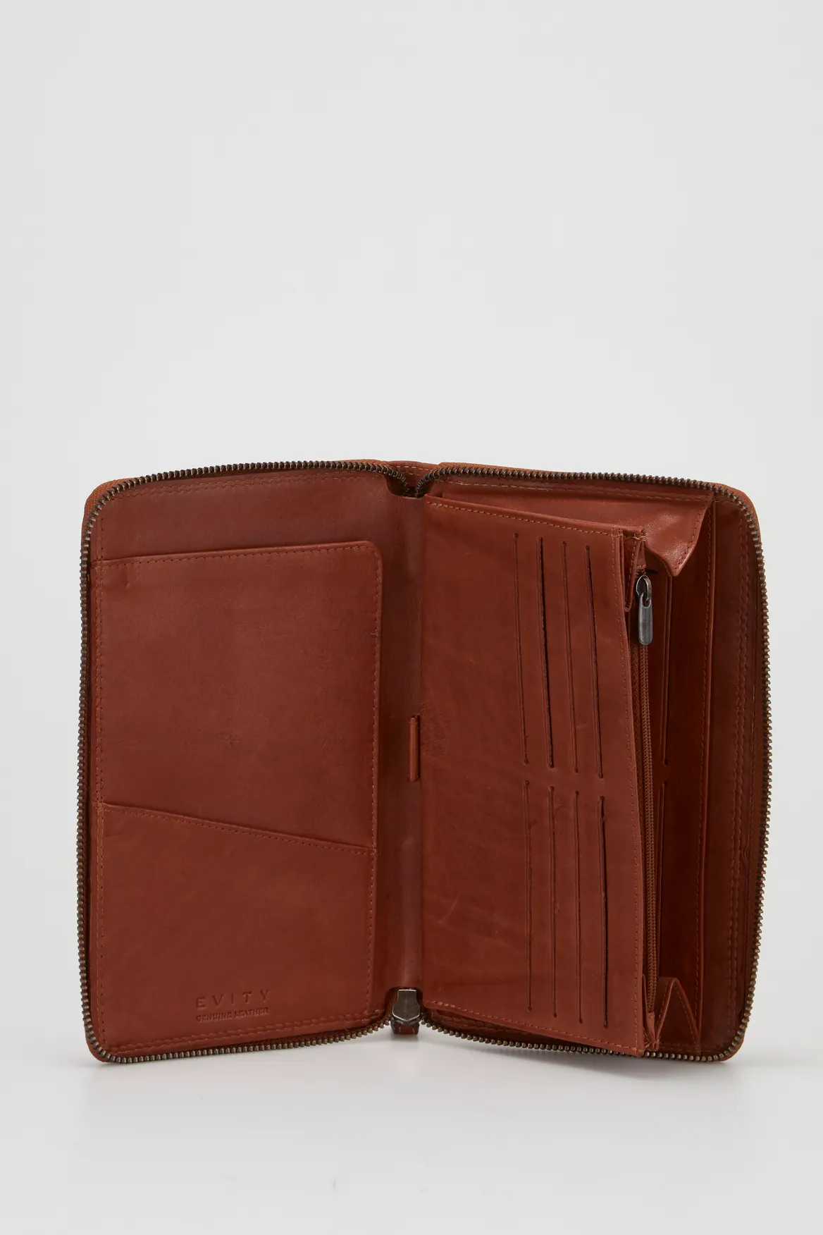 Maya Leather Travel Wallet Strandbags