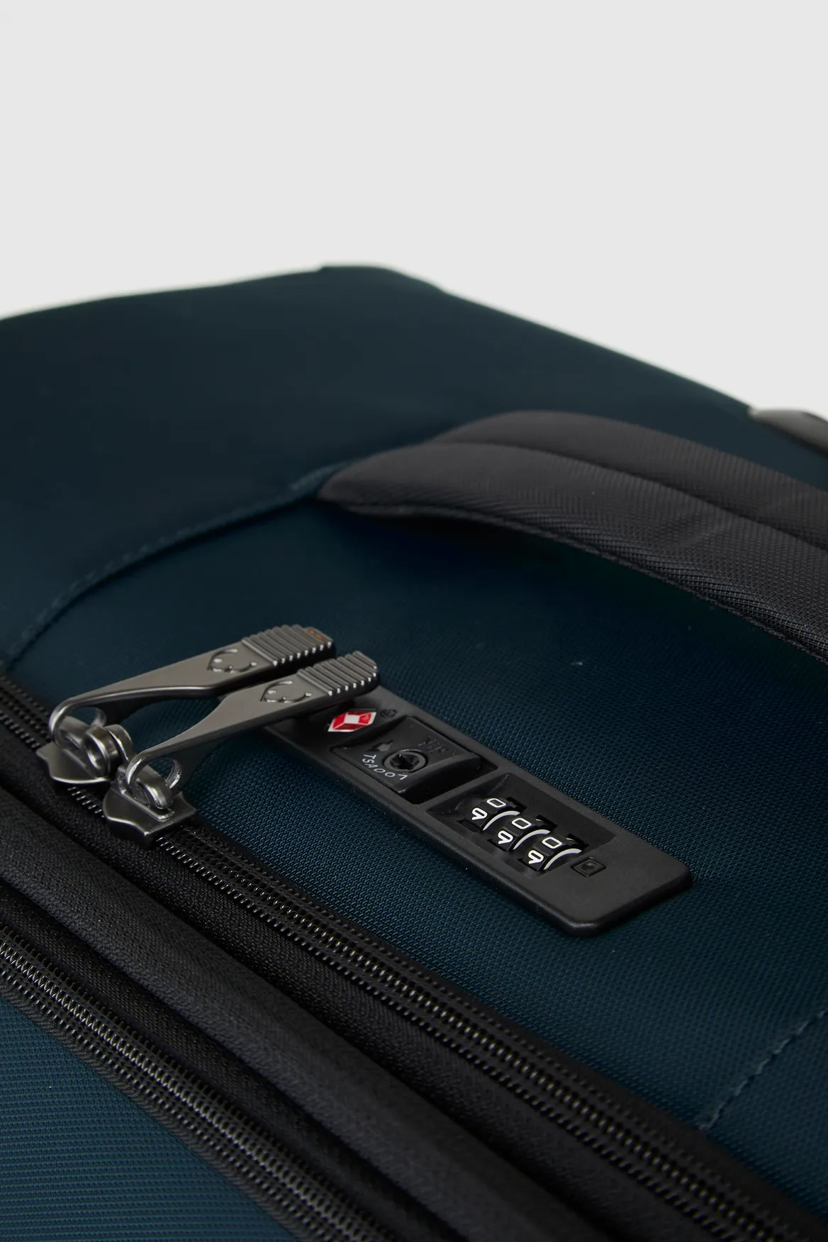 Soft Stripe 81cm Suitcase Strandbags